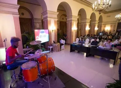 El baterista Hector Randy durante su participación en la competencia de percusión parte de la XIX Edición del Festival Internacional del Tambor, en uno de los salones del Hotel Nacional, en La Habana,