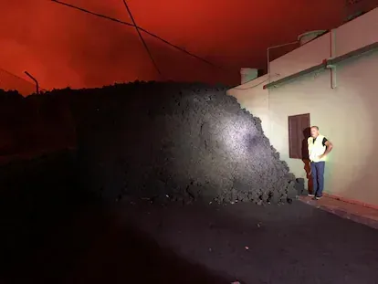 Carlos Rodríguez, vecino de El Paraíso, con la lava a escasos metros de la vivienda familiar.