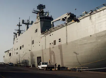 El Buque de Proyección Estratégica Juan Carlos I aparcado en la base naval de Rota.