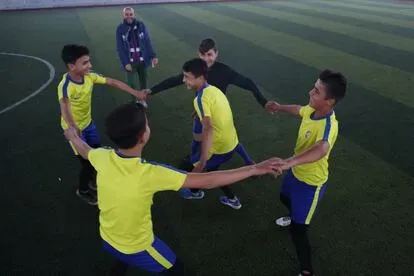 Hussein, en el centro de la imagen, celebra un gol rodeado por el resto de su equipo.  "Cuando tengo un partido no voy a trabajar, me gusta mucho el fútbol y no quiero dejarlo. Y cuando marco, lo cele