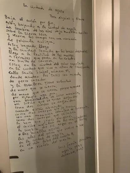Poema de Luis García Montero a Almudena Grandes en la casa de Ángeles Aguilera.