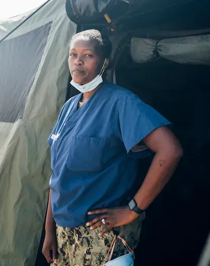 La médico Leah Moss, de Washington DC (EEUU), atiende a la salud de la gente evacuada de Afghanistán.