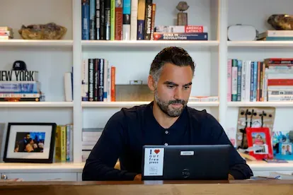 Enrique Acevedo, periodista mexicano, posa para una foto en Miami, Florida, Estados Unidos, el Sábado, 12 de Noviembre de 2022. Fotógrafo: Eva Marie Uzcategui