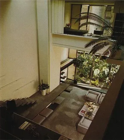 Vista aérea del salón. Para llegar a la zona de invitados había que cruzar una pasarela sin barandilla. En la imagen también se ve el jardín tropical con palmeras que tuvo la casa antes de que Halston