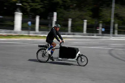 Un ciclista en Madrid en una bici con capacidad para transportar mercancías, en mayo del año pasado.