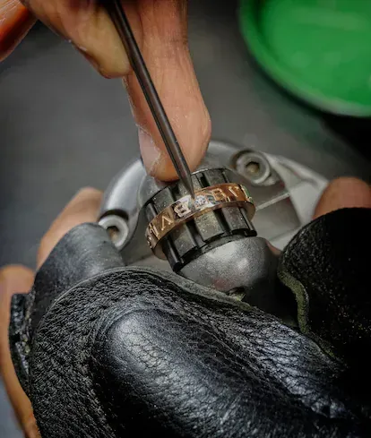Fase de engaste de diamantes.