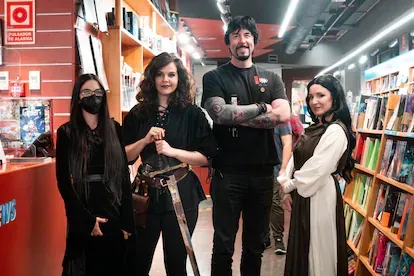Jay Kristoff, con unas fans, durante su firma de libros en la librería Gigamesh de Barcelona.