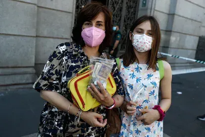 Sagrario y su hija María, frente al Banco de España.