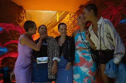 Desde la izquierda, María Rodríguez, Mariona Terés, Itsaso Arana, Mónica Miranda y Godeliv van den Brandt, en el primer episodio de 'Las de la última fila'.
