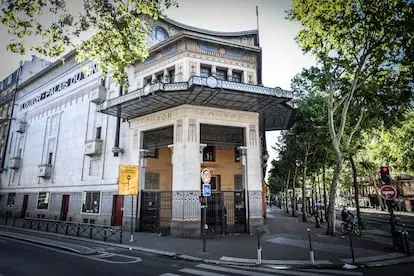 Le Louxor fue construido en París en 1921. En 1988 cerró sus puertas y en 2013, después de que el ayuntamiento de la ciudad lo comprara y restaurara, reabrió.