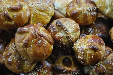 Preparación de pan de muerto