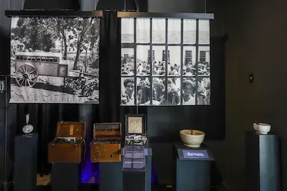 El tratamiento consistía en pastillas rosas o azules dependiendo de los síntomas, lobotomías o electrochoques sin anestesia. Hoy algunos de estos utensilios se exhiben en el museo de la locura.