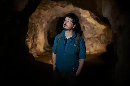 El historiador y arqueólogo Carlos Zuza visita en uno de los túneles de los búnkeres.