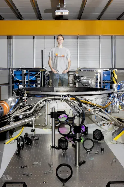 Nicholas Hawker, junto a la máquina Machine 3, con la que desarrolla su modelo de fusión.