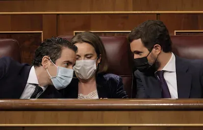 El secretario general del Partido Popular, Teodoro García Egea; la portavoz del PP en el Congreso de los Diputados, Cuca Gamarra; y el líder del PP, Pablo Casado, el 26 de mayo de 2021.