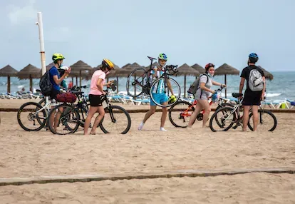 Un grupo de ciclistas este jueves en la playa de la Patacona, en Valencia.