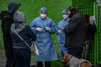 Una familia solicita información sobre la vacuna Abdala en un centro de salud de la Alcaldía Cuahtémoc, en Ciudad de México.
