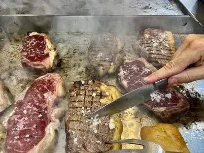 En las cocinas de Central de Carnes durante el Curso Universitario de verano. J.C. CAPEL