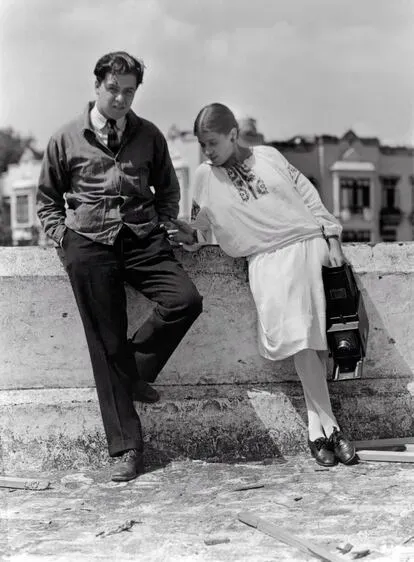 Tina Modotti y el artista Miguel Covarrubias, fotografiaados por Edward Weston en 1925, en Ciudad de México.