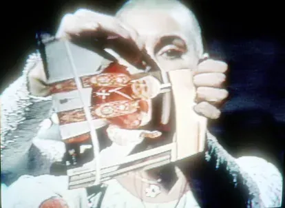 El famoso instante en que Sinéad O'Connor rompe una foto del papa Juan Pablo II ante la audiencia millonaria del programa 'Saturday Night Live' (emitido en Estados Unidos por la NBC) el 3 de octubre d