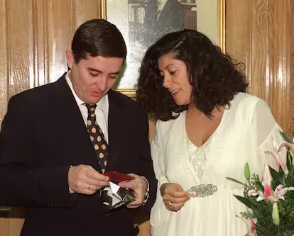 García Montero y Grandes durante su matrimonio civil, en el Ayuntamiento de la localidad granadina de Santa Fe, en 1996.