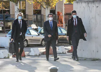 En el centro, el constructor José Luis Ulibarri, a su llegada este martes a la Audiencia Nacional.