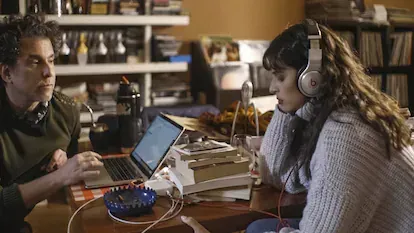Andrés Calamaro y la también cantante Nathy Peluso en un momento del documental.