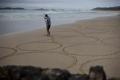 Jim Denevan realiza una de sus obras de arte efímero en una playa de Nueva Gales del Sur (Australia).