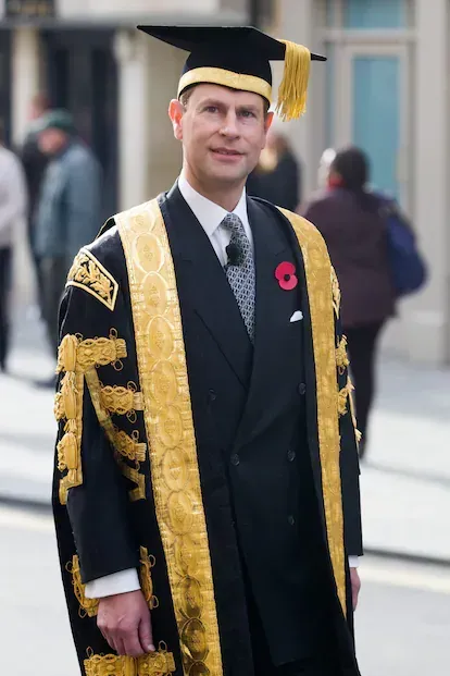 Prince Edward, Earl of Wessex, leaves Bath Abbey after taking part in a ceremony to become the University of Bath's new chancellor. Bath, Somerset. 07 November 2013.
El principe Eduardo es nombrado