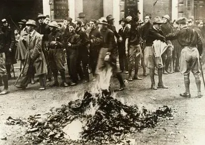 Fascistas queman libros tras su entrada en Roma.