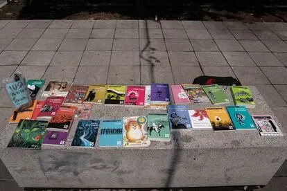 La colección "21 para el 21" del FCE en un tianguis Coyoacán.
