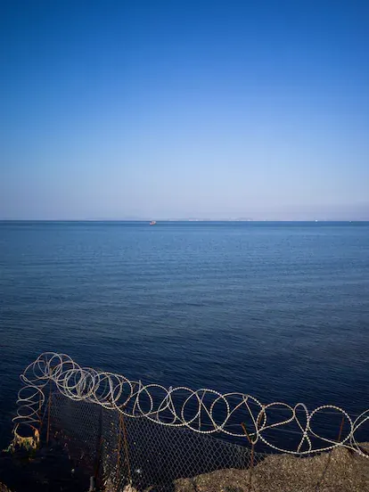 Alambradas del campo de refugiados de Mavrovouni, también conocido como Kara Tepe 2 (por su nombre en turco que significa, como en griego, montaña negra), en la isla de Lesbos. Este centro, desde el q