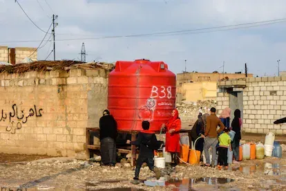La falta de agua limpia es otro de los problemas que azota a este barrio humilde y a la ciudad de Hasaka después de años de guerra y crisis. Las familias se amontonan con garrafas frente a los tanques