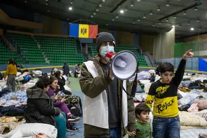 En el palacio de deportes de la capital moldava hacen noche cada día una media de 500 personas. Cada rato, un voluntario anuncia por megáfono los siguientes transportes disponibles para que los refugi