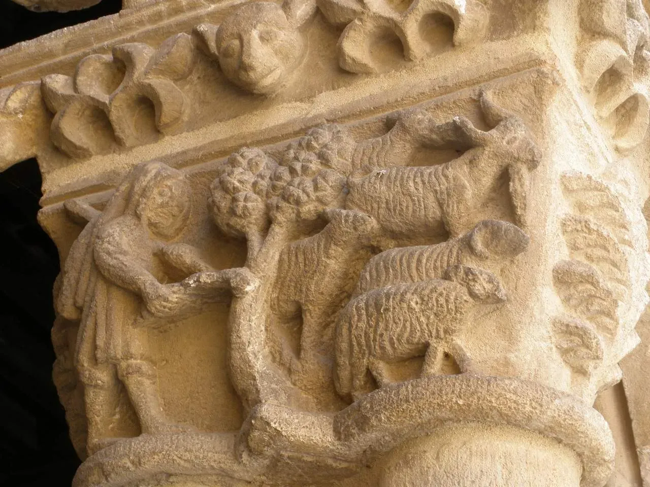 File:Santa María Real de Nieva - Monasterio de Nuestra Señora de Soterraña, claustro, capiteles 05.jpg - Wikimedia Commons
