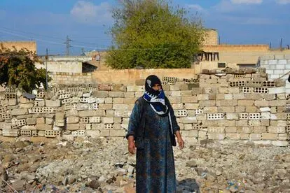 Zalya Ali Hasan tiene 65 años y posa frente a las ruinas de su hogar. Asegura que las excavadoras que utilizaron las fuerzas kurdas para encontrar a los terroristas destrozaron tanto su casa como la d