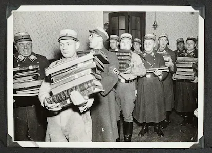 Nazis cargan con libros judíos, presumiblemente para quemarlos, en la noche del 9 al 10 de noviembre en la ciudad alemana de Fürth.