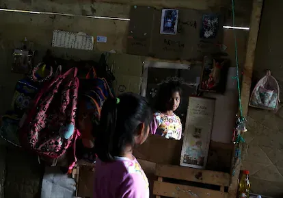 01/0/21. (DVD 1042) Una niña en su casa en Alta Verapaz un dia despues de abrir las escuelas despues de la pandemia en Guatemala.
Jaime Villanueva.