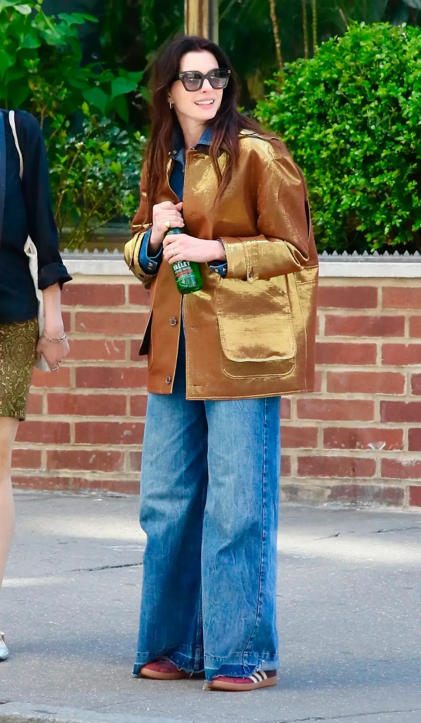 Anne Hathaway con jeans acampanados