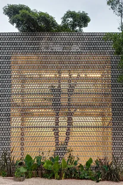 Un muro en celosía divide el interior del museo con uno de los patios de ‘La Tallera’.