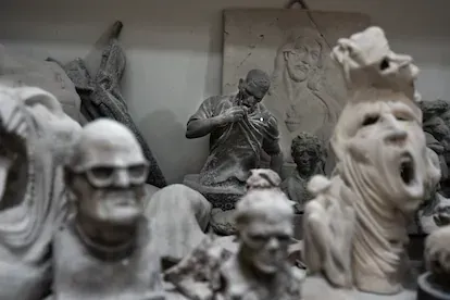 Maqueta en yeso de la estatua.