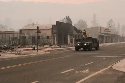 La Guardia Nacional patrulla las calles de Greenville, California.