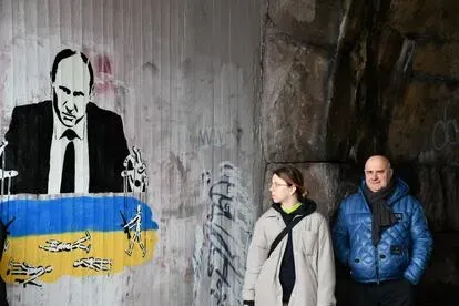 La coreógrafa ucrania Olha Svidina y el director teatral bielorruso Uladzímir Ushakou, el lunes en Helsinki.