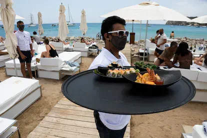 Un empleado del Blue Marlin se dispone a entregar una orden de comida a unos clientes el pasado jueves.