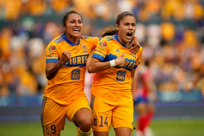 Stephany Mayor y Liz Ovalle celebran uno de sus goles contra las Chivas, este lunes en Monterrey.