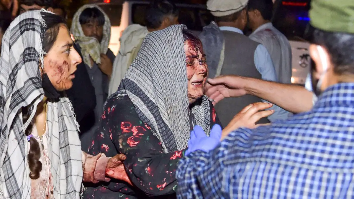 Un doble atentado en torno al aeropuerto de Kabul causa al menos 13 muertos  | Internacional - Columna Digital
