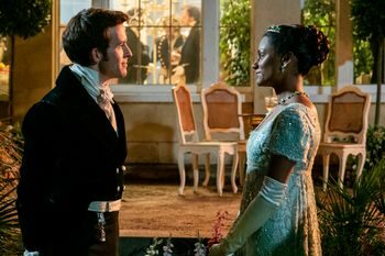 Jonathan Bailey y Simone Ashley, en el primer episodio de la segunda temporada de 'Los Bridgerton'.