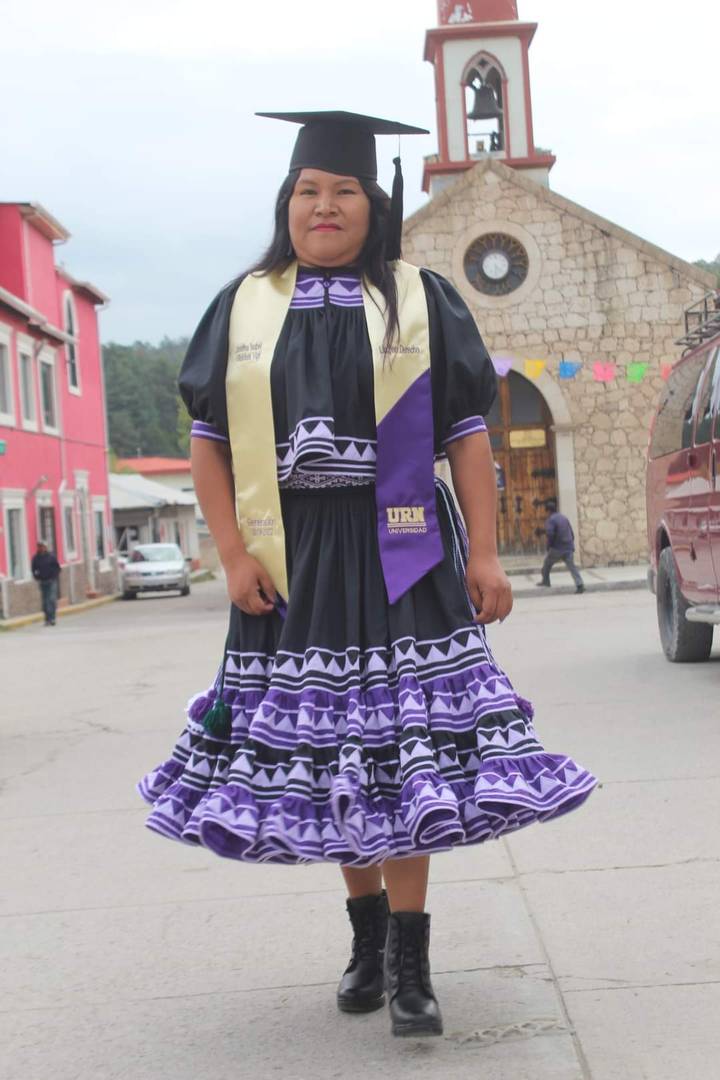Josefina usó su traje tradicional orgullosa durante la ceremonia de graduación / Foto: Facebook @Jaime Arm