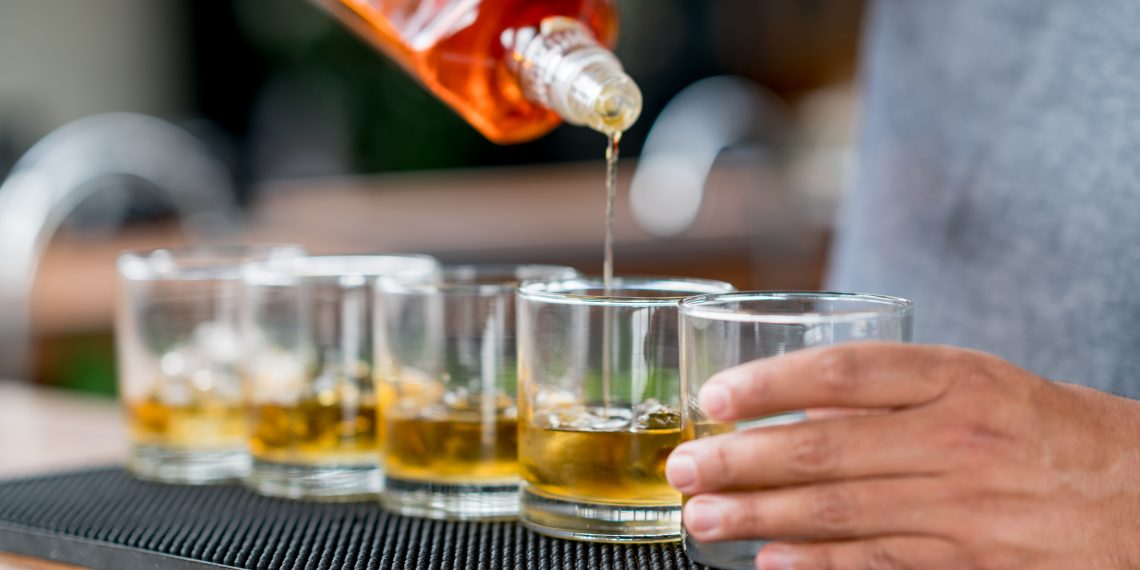 Las muertes por el licor adulterado ya suman 40