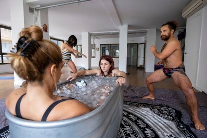 Cómo sumergirse en una bañera de hielo: así es el método Wim Hof que  conquista a las celebridades y puede ayudar a reducir el estrés